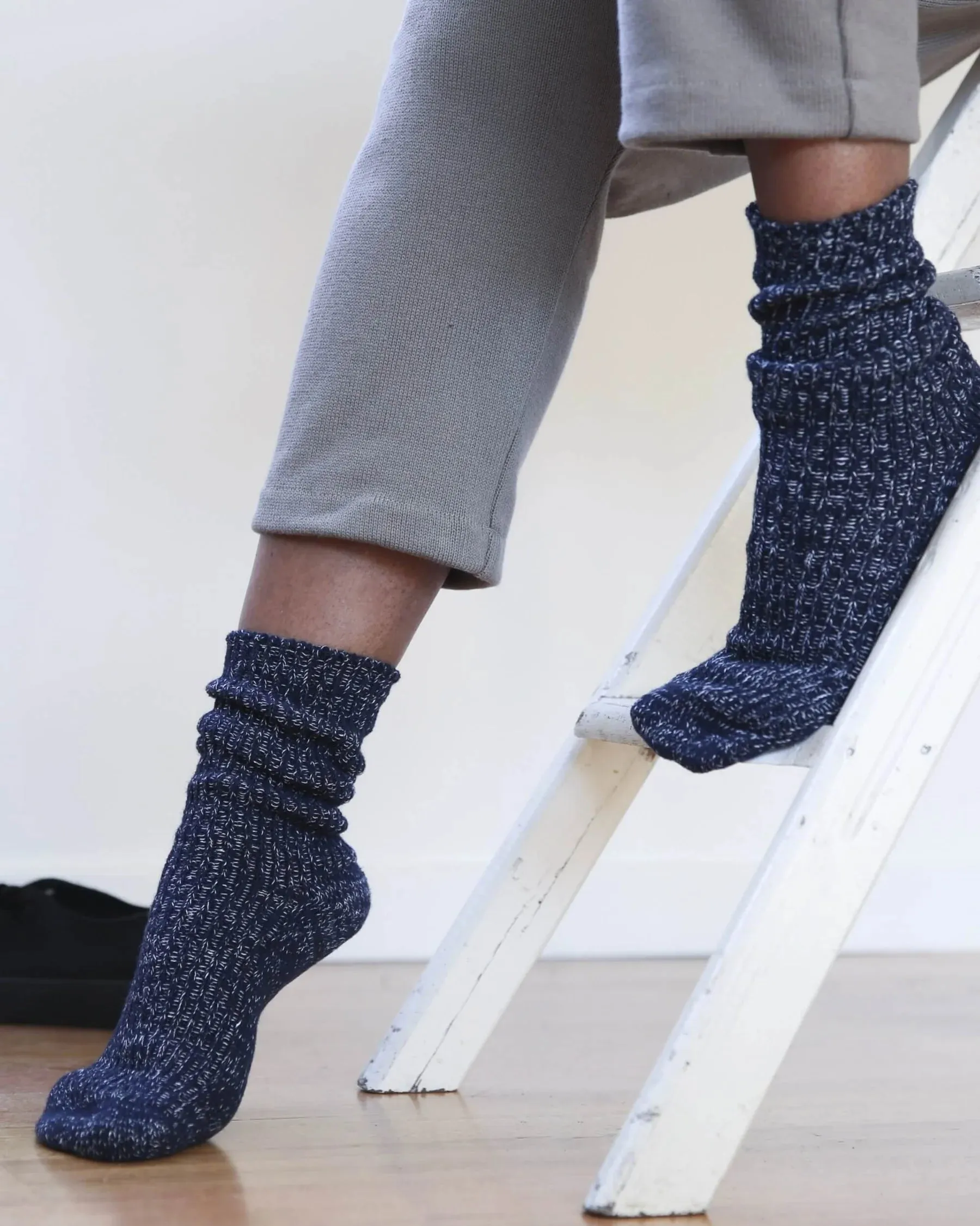 nishiguchi kutsushita: boston hemp cotton socks - Midnight